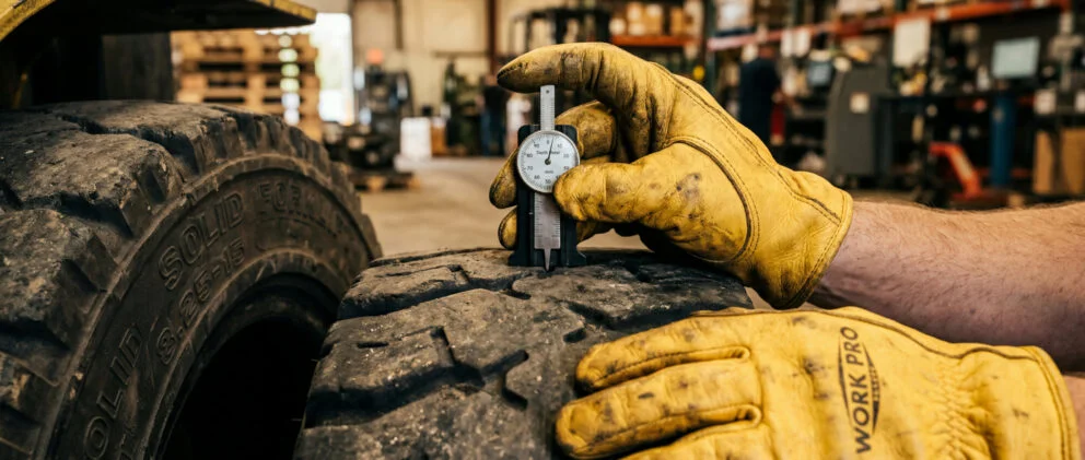 Как проверить износ цельнолитой шины: признаки и правила замены